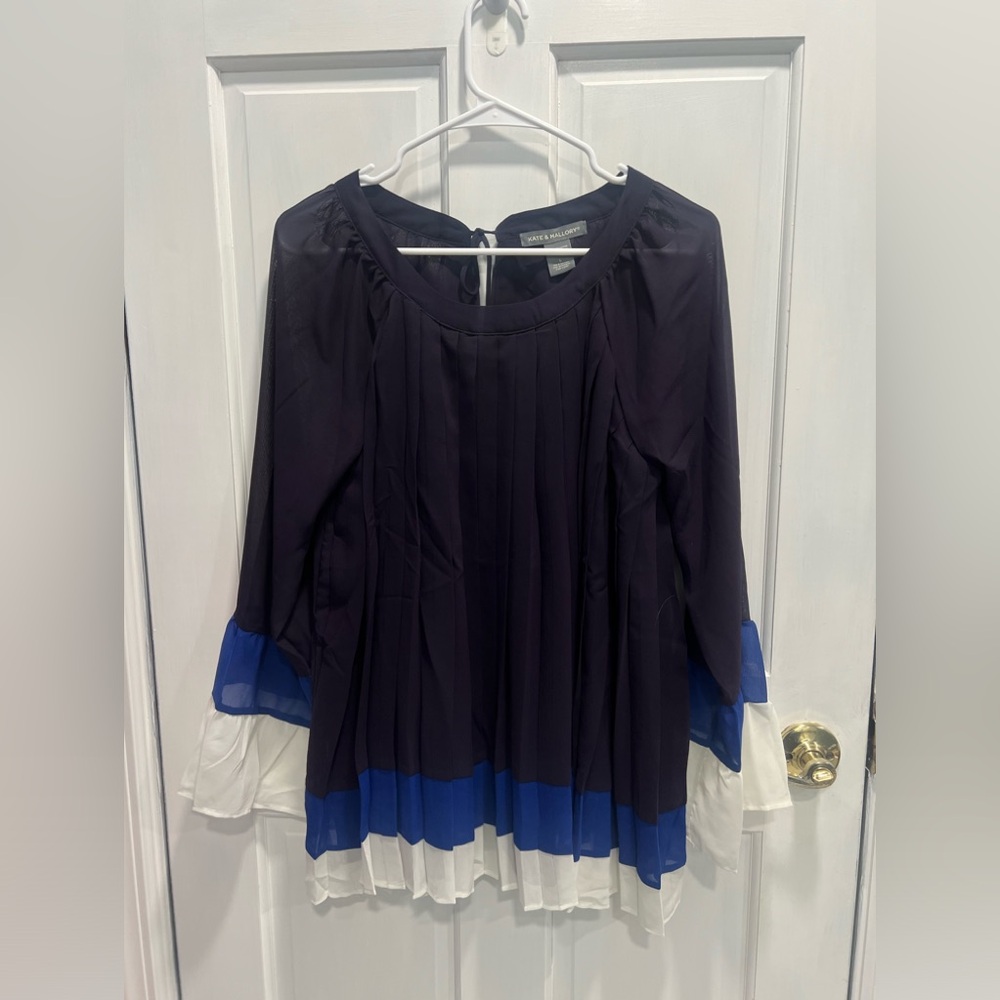 KATE & MALLORY Blue Purply White Pleated Flowy Tie Back Blouse SZ LARGE PreLoved